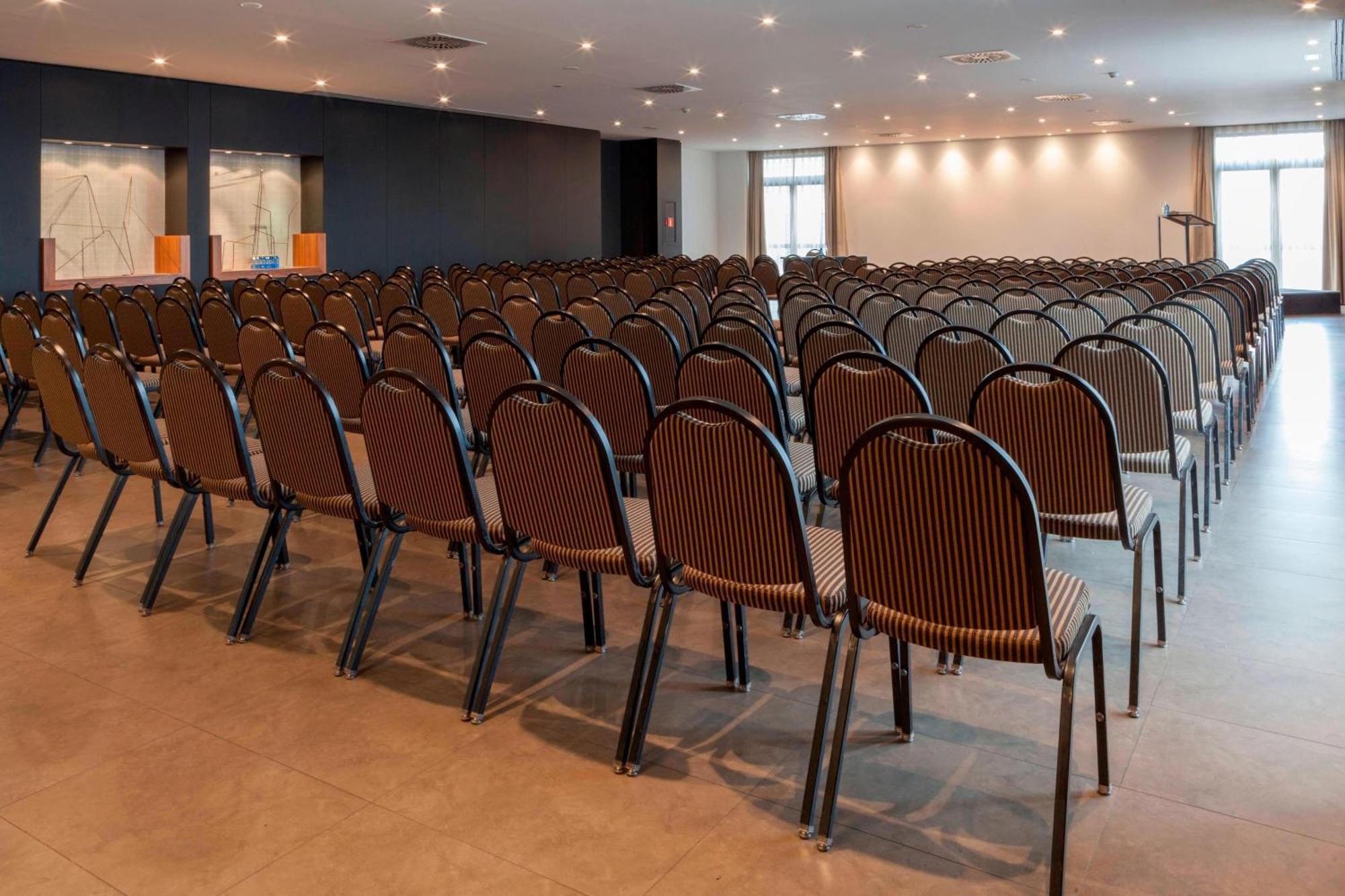 Ac Hotel By Marriott Madrid Airport Coslada Eksteriør billede