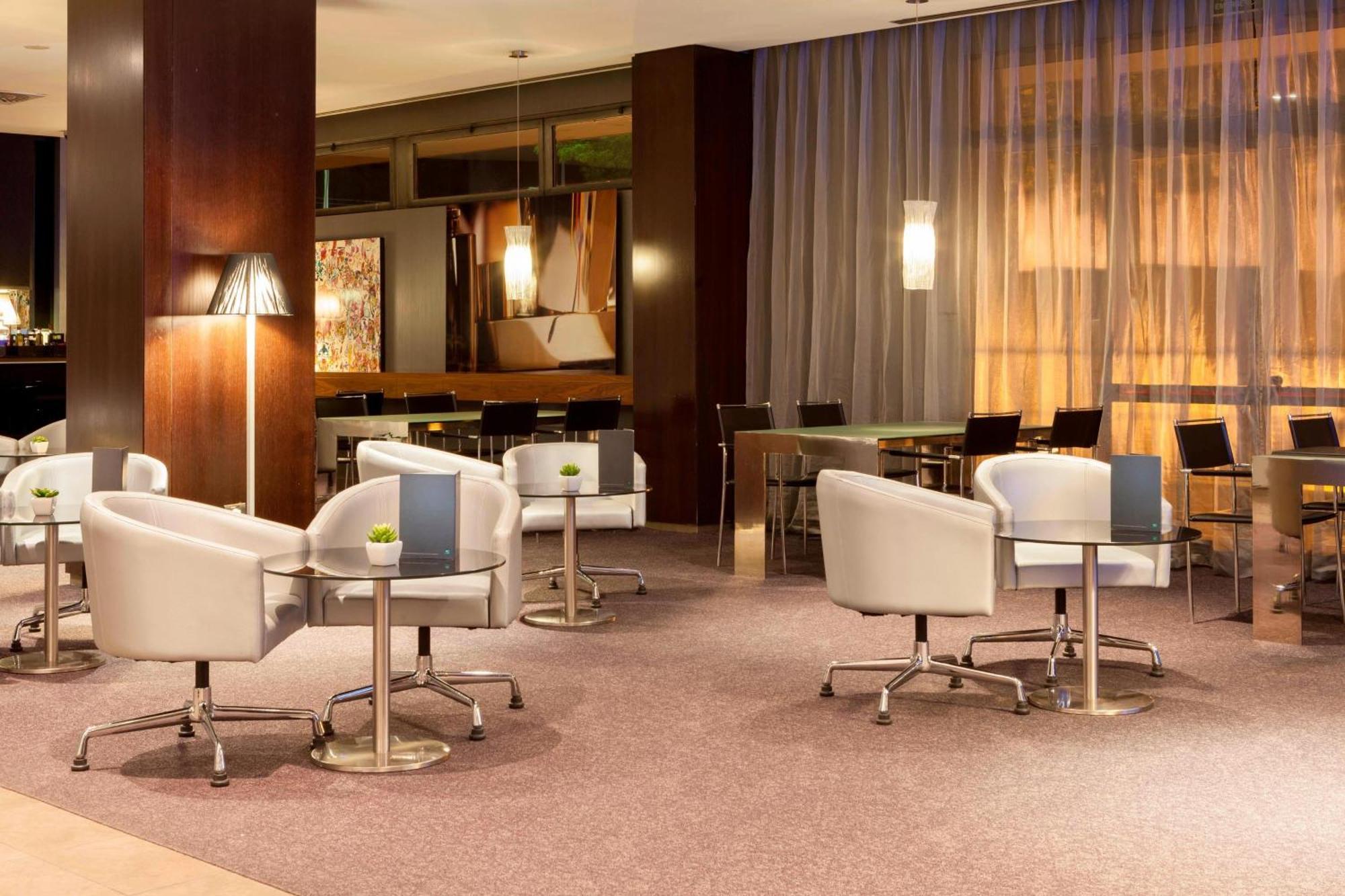 Ac Hotel By Marriott Madrid Airport Coslada Eksteriør billede