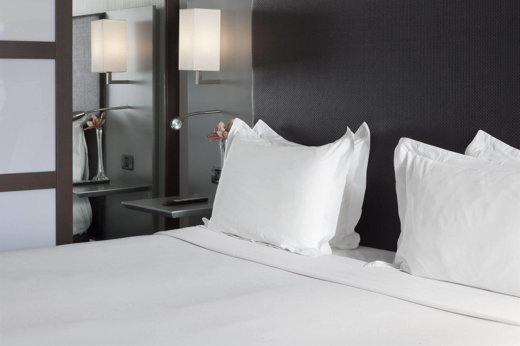 Ac Hotel By Marriott Madrid Airport Coslada Eksteriør billede
